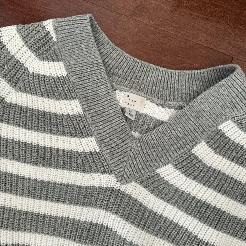 Women sweater size M oversized fit - Picture 3 of 3